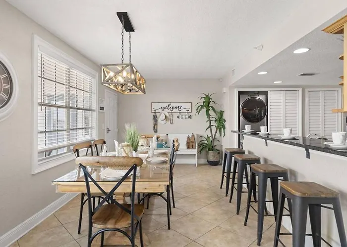 Centrally Located 3-bed I Walk Everywhere Apartment Clearwater Beach